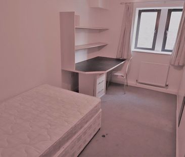 5 bedroom Flat in Kirkstall Lane, Leeds - Photo 3