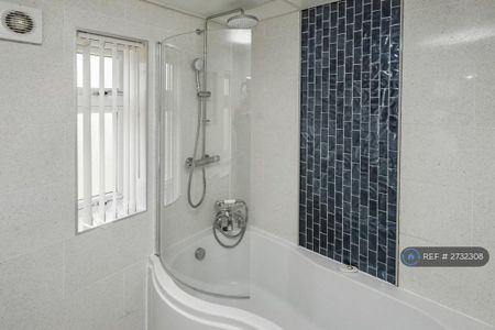 3 bedroom semi-detached house to rent - Photo 5