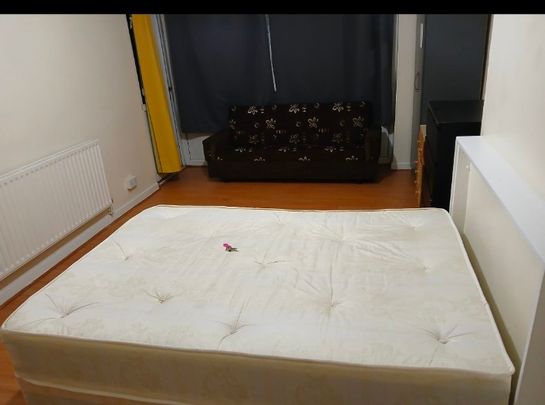 Beautiful double room in SW9 7LE 7 Swinford Garden - Photo 1