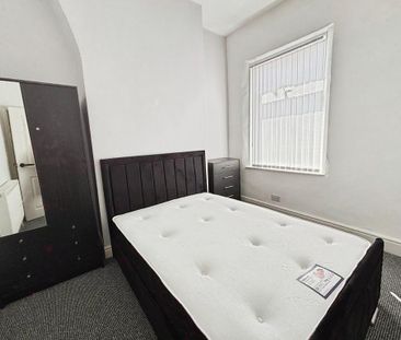 4 bedroom terraced house to rent - Photo 5