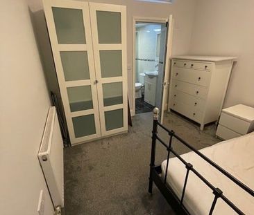 Room in a Shared House, London, SE8 - Photo 5