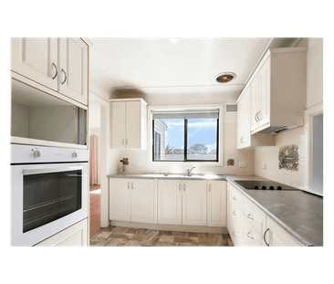 3 Bedroom Home in Ultra-Convenient Location - Photo 3