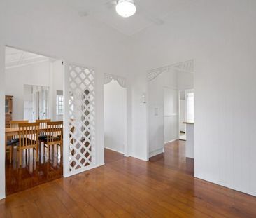 A classic Queenslander brimming with charm and convenience - Photo 6