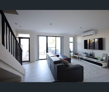 4/2 Crystalline Road, Spearwood, WA 6163 - Photo 2