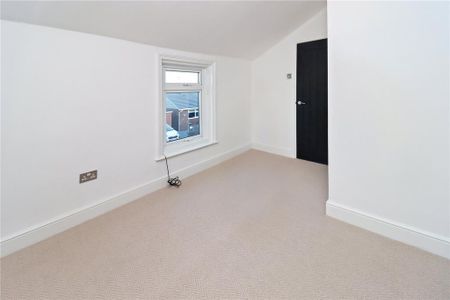 4 bedroom terraced house to rent - Photo 3
