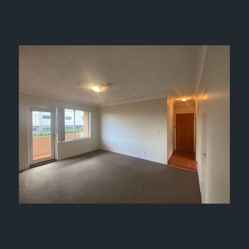 Lovely 1st floor 2 bedroom apartment at the rear of a block of 9 - Photo 1