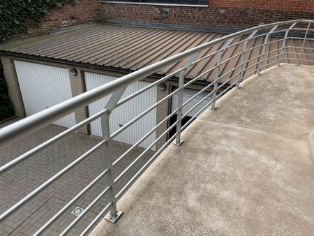 ruim instapklaar twee slaapkamer appartement met groot zongericht terras & gelijkvloerse garage - Photo 3