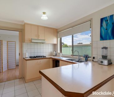 Neat & Comfortable Family Home in a Great Craigieburn Location! - Photo 2