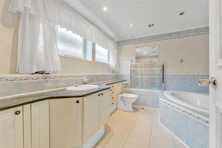 4 bedroom detached house to rent - Photo 4