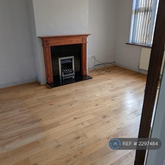 4 bedroom semi-detached house to rent - Photo 1