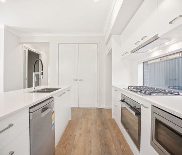 Stunning Brand New 5 Bedroom Family Home in Marsden Park - Photo 3