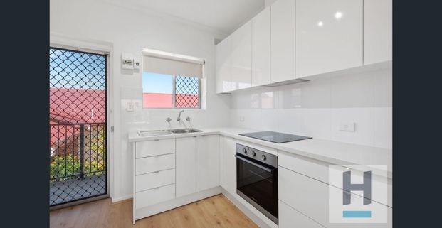 Renovated 2-Bedroom Upstairs Unit in a Small, Quiet Group - Photo 1