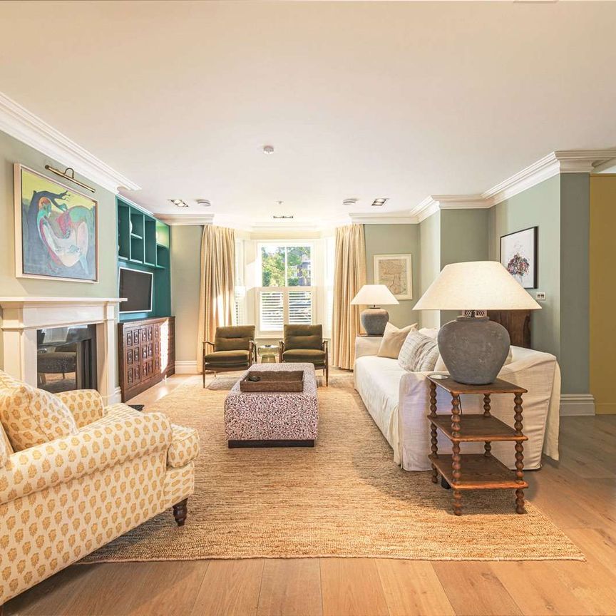 A delightful family home with swimming pool, bar and outdoor kitchen. - Photo 1