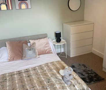 Stunning shared home in Hagden Lane! 198HAG - Room 4 - Photo 5