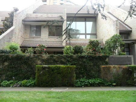 Spacious 3 bedroom 2 bathroom apartment in Kingston - Photo 2