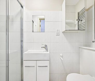 3 bedroom flat to rent - Photo 6