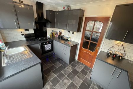 Styles Close - Photo 5