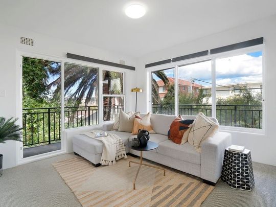 Charming 2-Bedroom Apartment in Vibrant Manly - Prime Location, Modern Amenities, and Convenient Lifestyle! - Photo 1