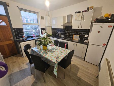 5 Bed - 82 Harold Terrace, Hyde Park, Leeds - LS6 1LD - Student - Photo 3