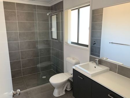 WELL APPOINTED MODERN TOWN HOUSE AVAILABLE 14/02/2026 - Photo 5