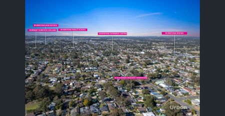 FAMILY HOME with SIDE ACCESS and POOL - Photo 2