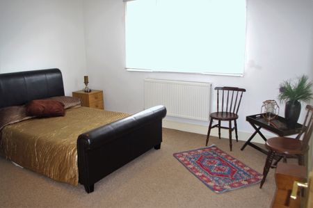 Spacious Four Bedroom Semi-Detached To Let Wallcote Avenue Brent Cross NW2 - Photo 3