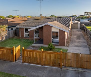 Beautifully Appointed Family Home - Excellent Outdoor Entertaining - Photo 3