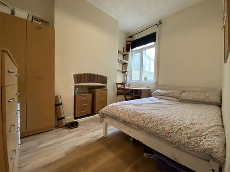 Hazeldene Avenue, Cathays - Photo 2