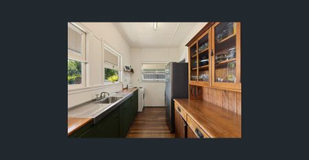 Charming 1950's Cottage - Photo 3