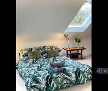 4 bedroom semi-detached house to rent - Photo 3
