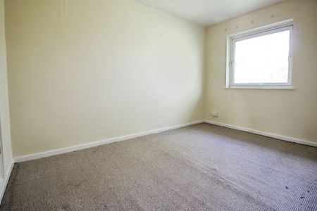 3 bedroom Flat To Let - Photo 2