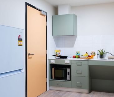 A large studio apartment equipped with a separate bathroom and kitc... - Photo 3
