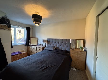 Matthews Drive, Crawley, Maidenbower - Photo 3