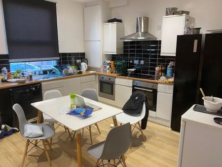 6 bedroom terraced house to rent - Photo 4