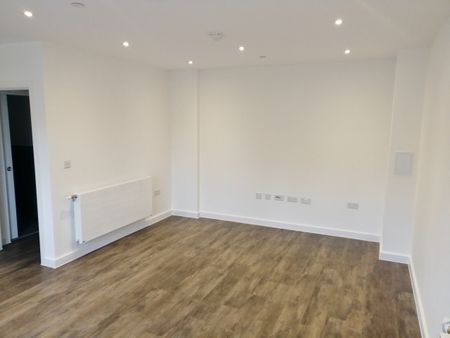 3 Bed Terraced House, Rope Walk, IG11 - Photo 3