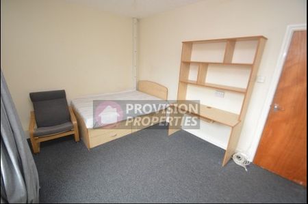 5 Bedroom House in Hyde Park Leeds - Photo 3