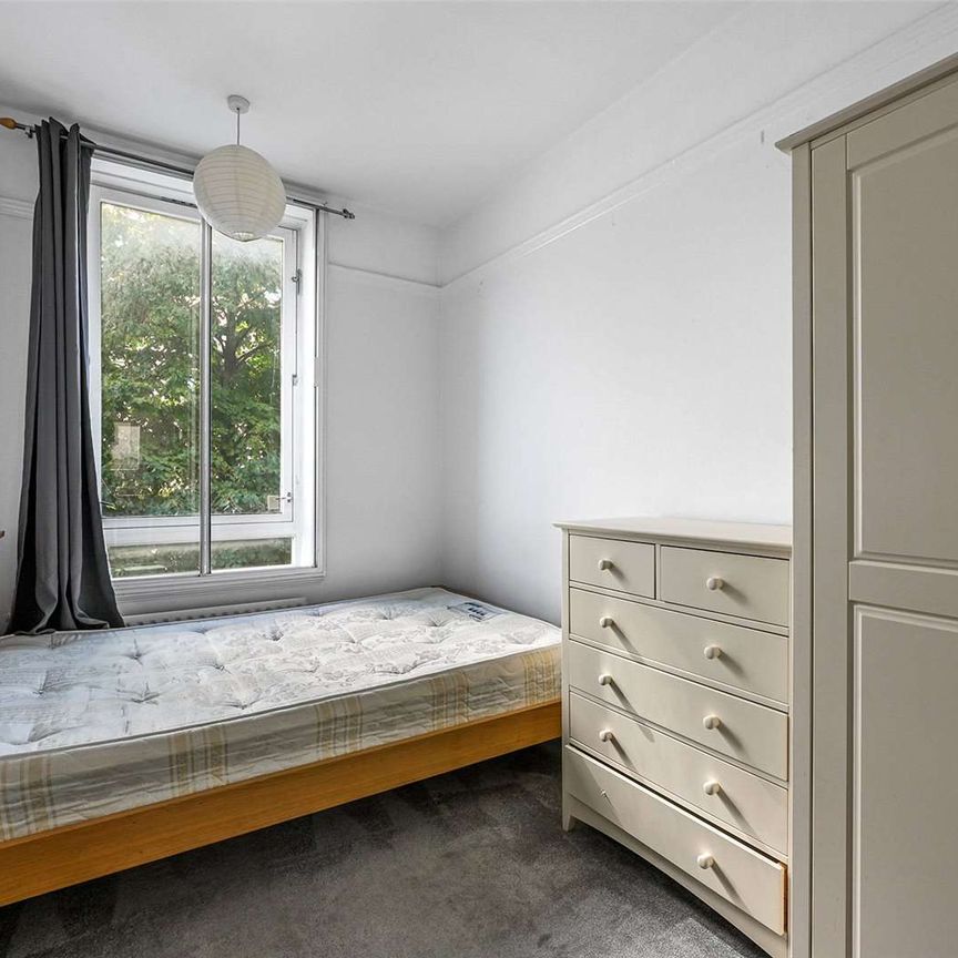 A spacious three bedroom apartment only a short walk from Lambeth North and Waterloo station. - Photo 1