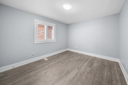 For Lease - 35 Tyndall Drive, Bradford West Gwillimbury, Ontario - Photo 3