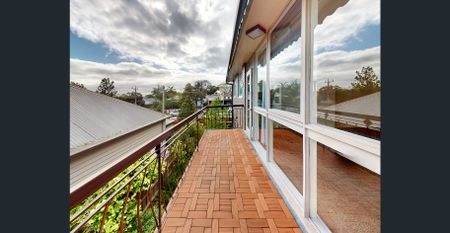 Spacious & Bright 3-Bedroom Apartment - Photo 3