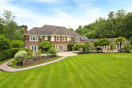 Lovely family home surrounded by beautifully landscaped gardens on the exclusive St George's Hill estate. - Photo 4