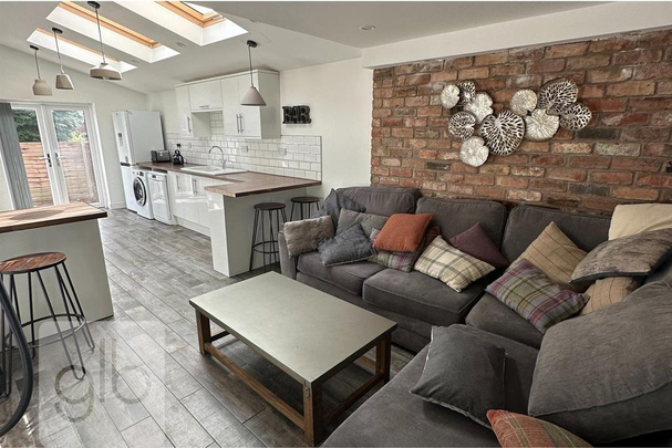 1 bedroom in a house share to rent - Photo 1