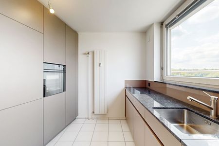 Exclusive attic apartment with a panoramic view - Photo 2