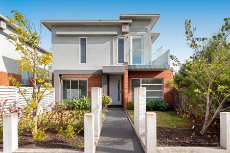 Two Storey Sun-Filled Townhouse! - Photo 3