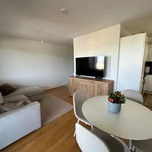 3-Zi Privat Wohnung mit großem Balkon und Aussicht - Photo 1