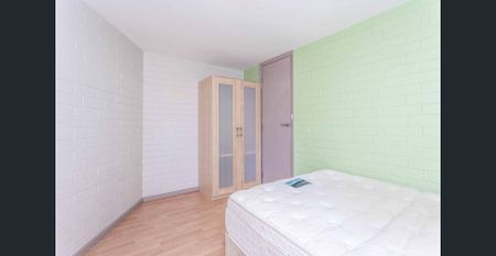 Bright, Modern Ground Floor Unit - Photo 5