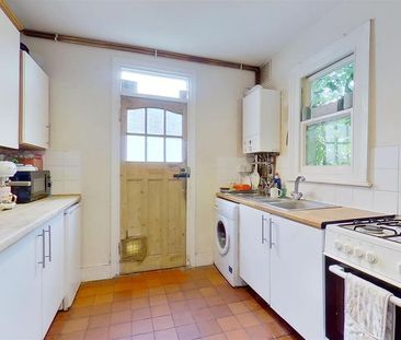 4 bedroom semi-detached house to rent - Photo 3