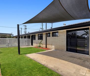 Delightful 3 bedroom with modern kitchen and fenced yard. - Photo 6