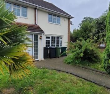 1 bedroom in a house share to rent - Photo 3