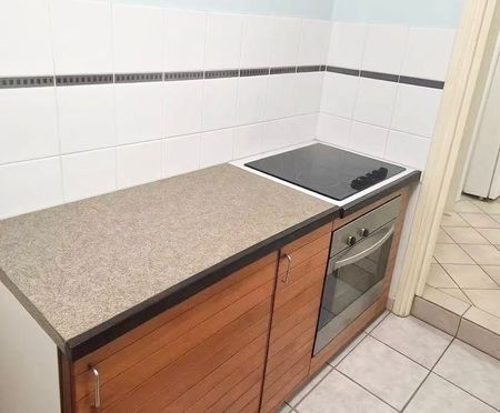 Charming Home in Prime Wishart Location - School Catchment & Convenience! Tropical Retreat in Wishart - Sparkling Pool & Garden Paradise! - Photo 4