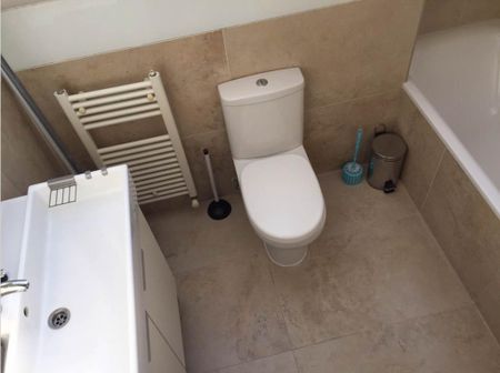 2 bedroom flat to rent - Photo 4